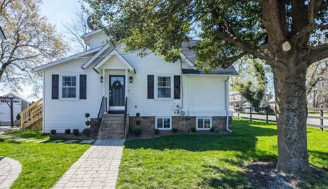 Elegant Middleburg Manor with 3 Bedrooms 2 Baths