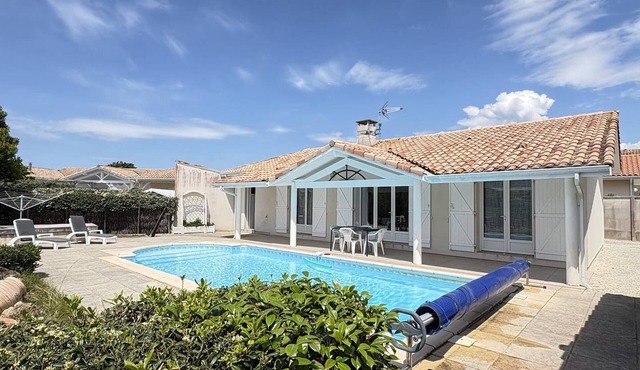 Elegant modern villa steps from the beach