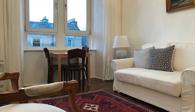 Elegant Modern 1BR Near Center, Trains - 5mn walk