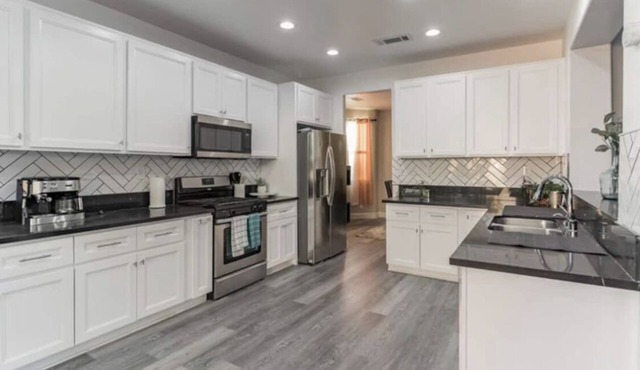 Elegant Modern Home - 4Bd/2.5Ba in Palmdale