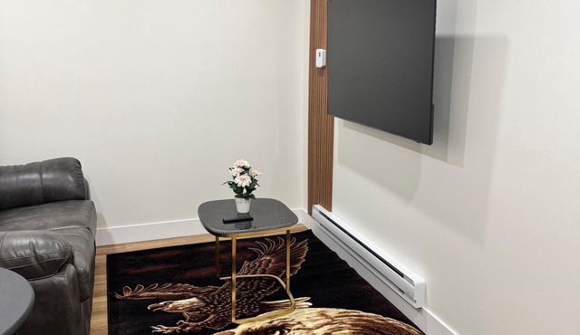 Elegant Modern Suite with Free Parking near Parks, Malls & Transit