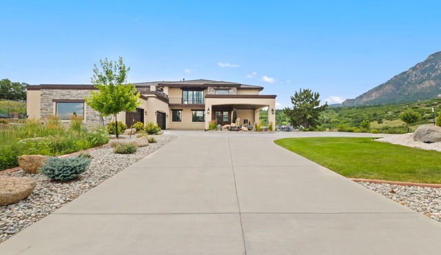 Elegant Mountain Retreat with Sweeping Views