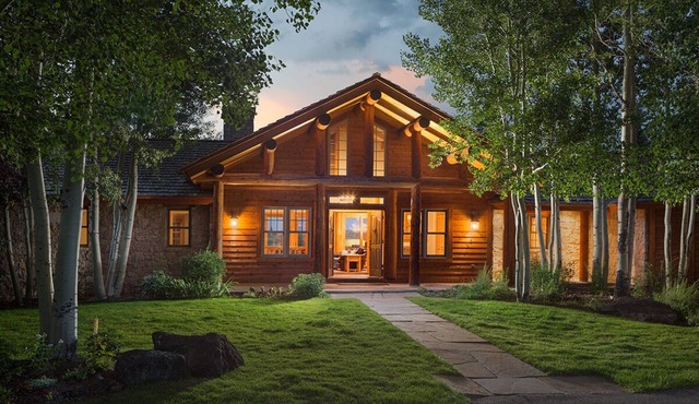 Elegant mountain retreat, stunning panoramic views