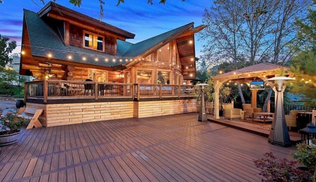 Elegant Mountain-View Hideaway Lodge