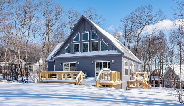 Elegant Mt Top Whitewater Retreat: King Beds & Hot Tub