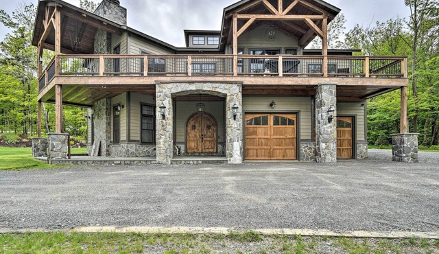 Elegant Mtn Chalet w/Deck: 1 Mi to Mt Snow!