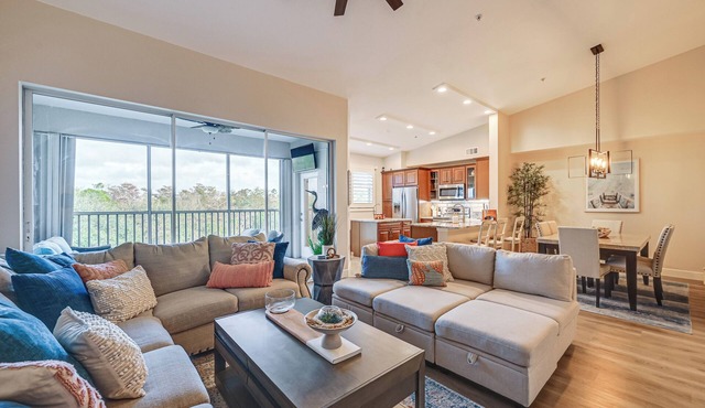 Elegant Naples Condo w/Golf View & Community Pool