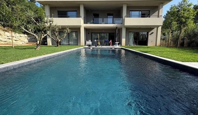Elegant new 250 m² duplex with garden, swimming pool and spa, a stone's throw from the center of town