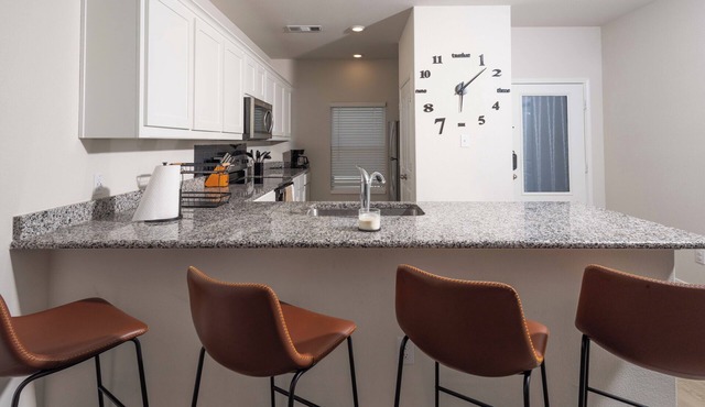 Elegant New Build Home - 15min from Downtown