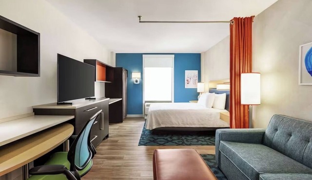 Elegant NYC-View Queen Studio featuring Inspiring Cityscapes and a Modern Design