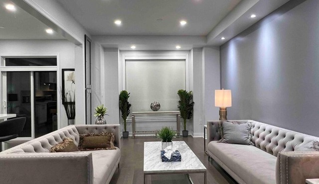 Elegant Oakville Town Residece