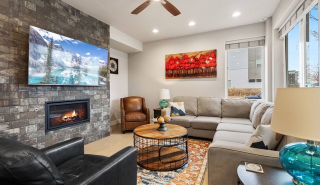 Elegant Oasis - Fireplaces, King Beds, Mtn Views!