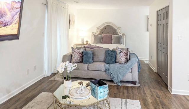 Elegant Oasis Studio Retreat Central Safe Location WiFi, AC,