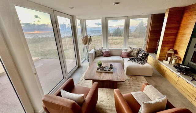 Elegant Oceanfront Escape - hot Tub & Sauna - Private