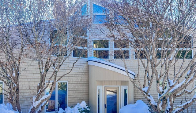 Elegant oceanfront home with breathtaking views, private hot tub & large deck