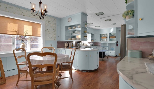 Elegant Old Library Dickens Suite! Family, Near SBU