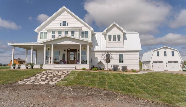 Elegant Oxbow Farmhouse-Sleeps 20 (More pics soon)