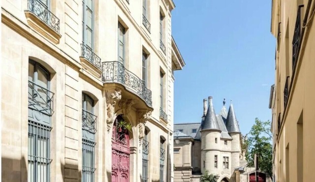 Elegant Parisian Home in Marais Ideal for Families and Groups