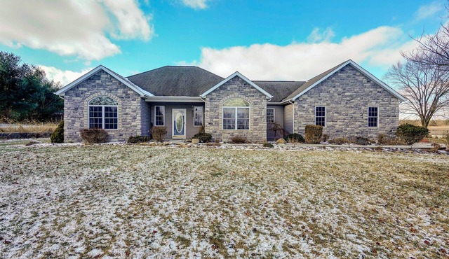 Elegant Pataskala Home w/Hot Tub & Fire Pit!