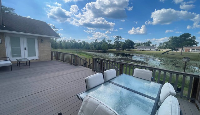 Elegant Peaceful Lakefront house in pleasant Marianna with WiFi, AC