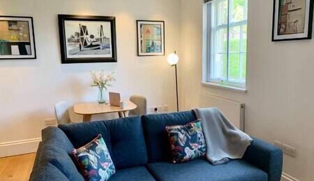 Elegant Period Apartment for 3, Free Parking, Central