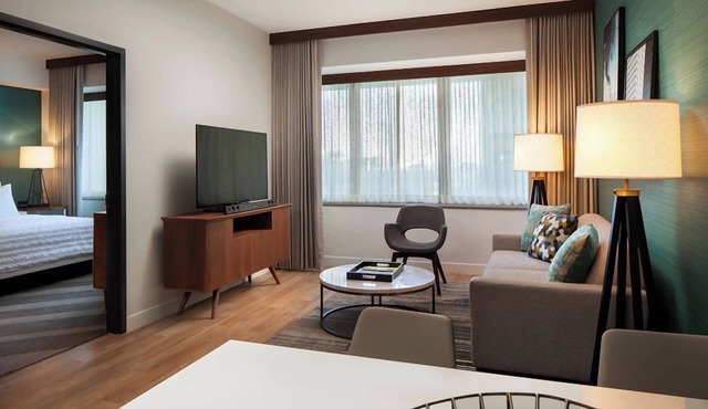 Elegant Pet Friendly Suite Near George R Brown Ctr