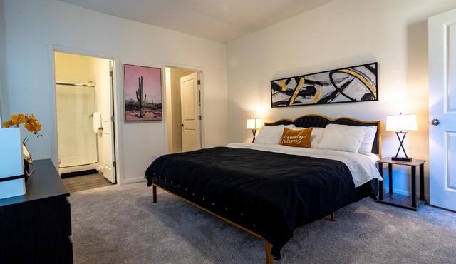 Elegant Private bedroom w/ en suite bathroom