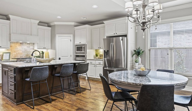 Elegant & Private Family Retreat - Stylish Bixby Home