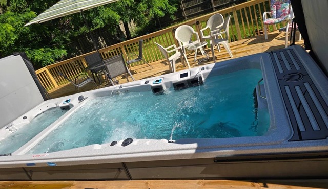 Elegant Private Retreat w Swim Spa Near Naval Station Great Lakes Sleeps 10