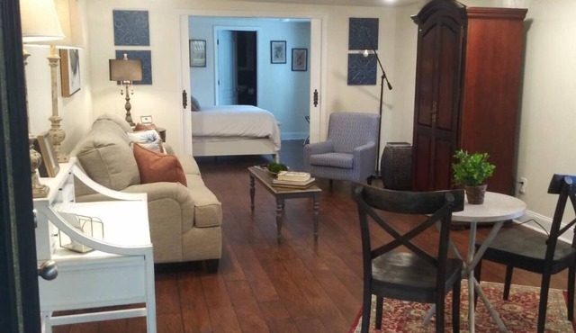 Elegant private suite located downtown historical Chickamauga, Ga