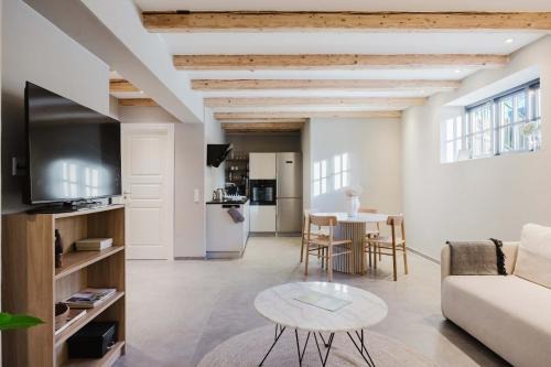 Elegant Private Villa Apartment in the Heart of Am