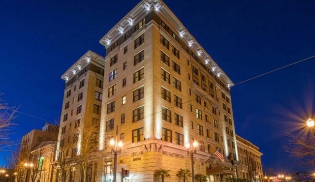 Elegant Queen Room in Downtown Portland