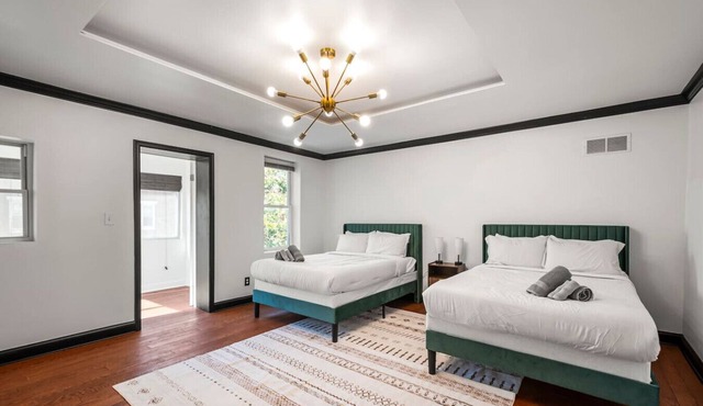 Elegant Reservoir Hill home with parking sleeps 8