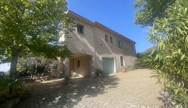 Elegant residence in a Beautiful Provencal Village