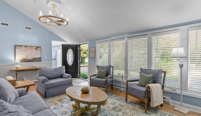 Elegant retreat, 10 min. from Newport & Narragansett, game room & huge deck!