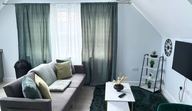 Elegant Retreat 6 Mins Drive from Ferry + Parking