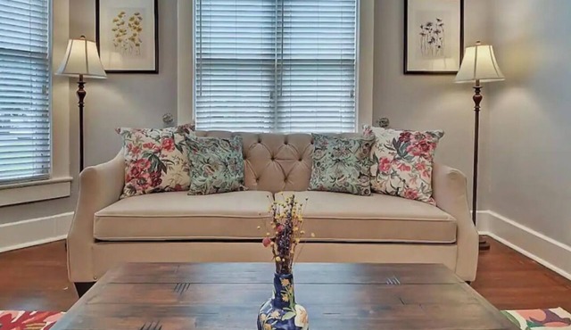 Elegant Retreat in the Heart of Indianapolis, 5BR/2BA!