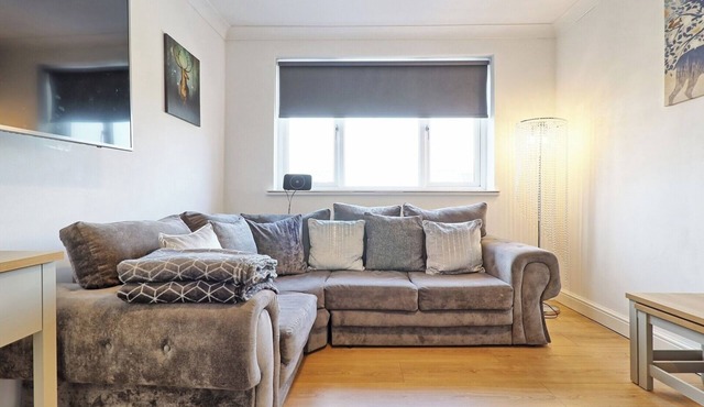 Elegant Retreat near Station, Pet-Friendly