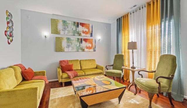 Elegant Retreat: Spacious with Outdoor Fireplace