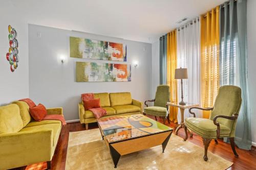 Elegant Retreat Spacious with Outdoor Fireplace