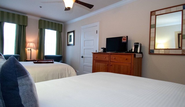 Elegant Retreat with Modern Flat-Screen TV Near Kentucky Artisan Center