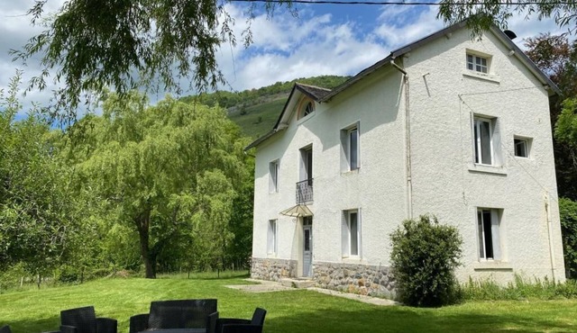 Elegant retro cottage at the foot of the mountains, stove, WIFI, + view