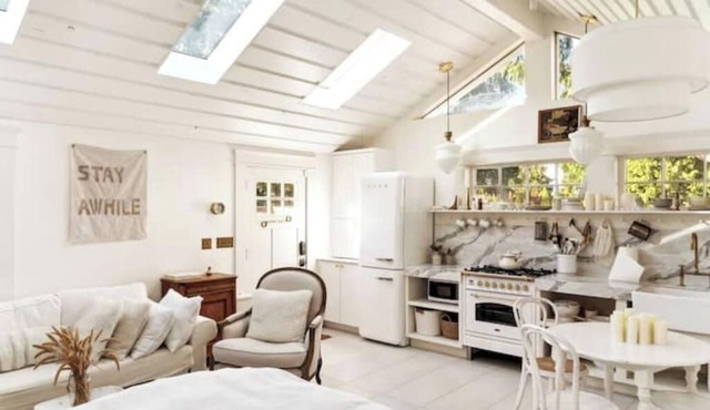 Elegant & Romantic Farmhouse, Natural Light!