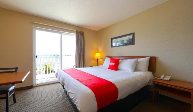 Elegant Room for Two w/Balcony & Easy Beach Access