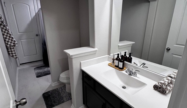 Elegant Room in welcoming Cypress with Wi-Fi, AC