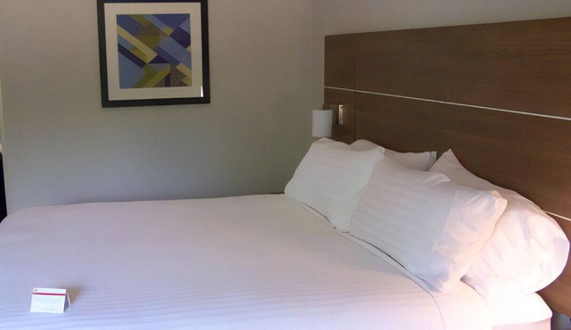 Elegant Room Near Local Attractions Free Wi-Fi