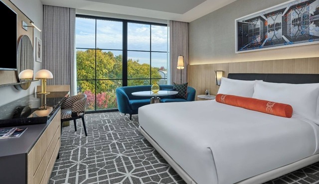 Elegant Room w/Balcony Designed for Arts & Leisure