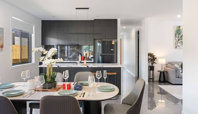 Elegant Roomy 4BR Retreat Close to Town Centre