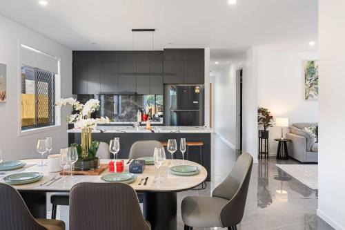 Elegant Roomy 4BR Retreat Close to Town Centre