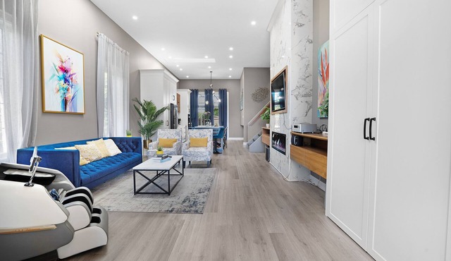 Elegant Safe Haven W/Home Theatre,Arcades, MSG Chair, Bckyrd ,Skylight near 401